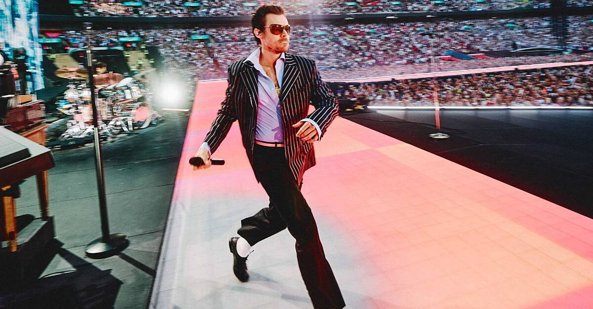 Harry Styles kicks off record-breaking Wembley run with Hockney tribute