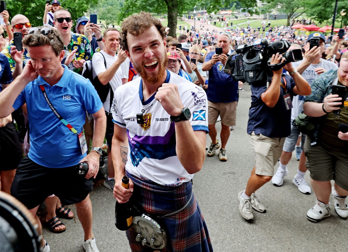 Craig Ferguson wearing the kilt after his walk across the US