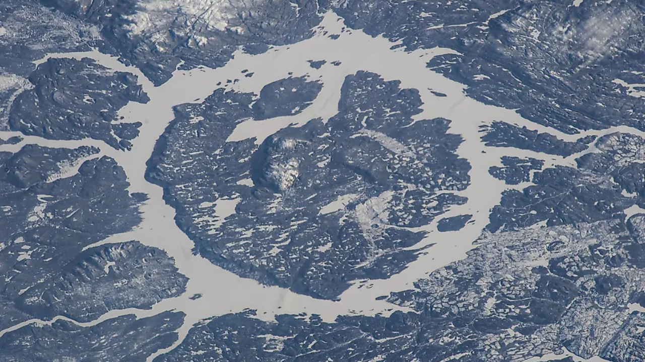 pc: worldatlas 7 lakes created by meteor impacts around the world: From Lake Manicouagan to Clearwater Lakes