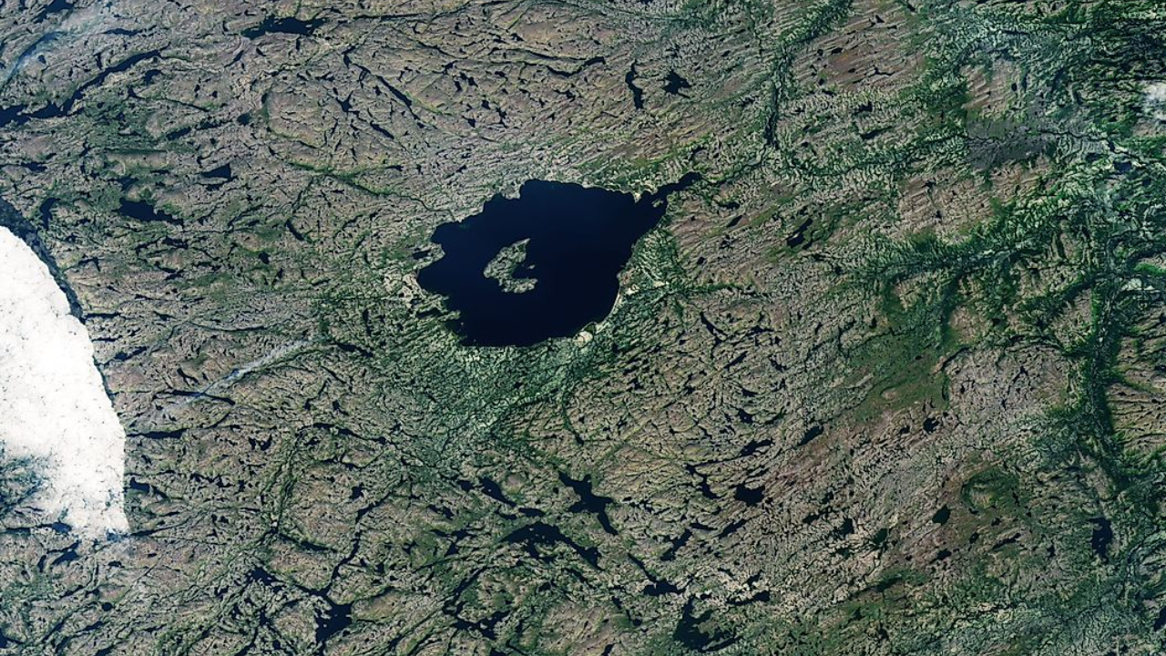 pc: worldatlas 7 lakes created by meteor impacts around the world: From Lake Manicouagan to Clearwater Lakes