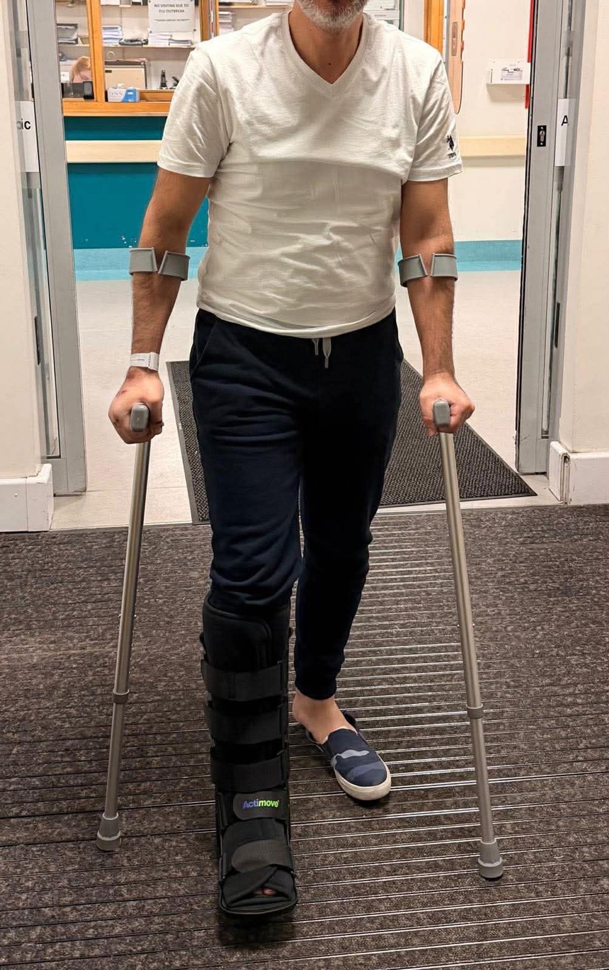Mustafa Duman shows his injuries after an attack from a DoneDeal buyer