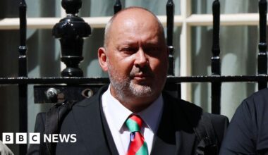 Father of murdered teenager welcomes under-16s social media ban - BBC