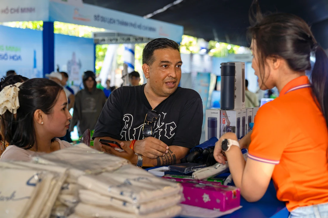 Int’l visitors embrace familiar QR payment apps at Vietnam’s Digital Finance Festival 2026 - Ảnh 1.
