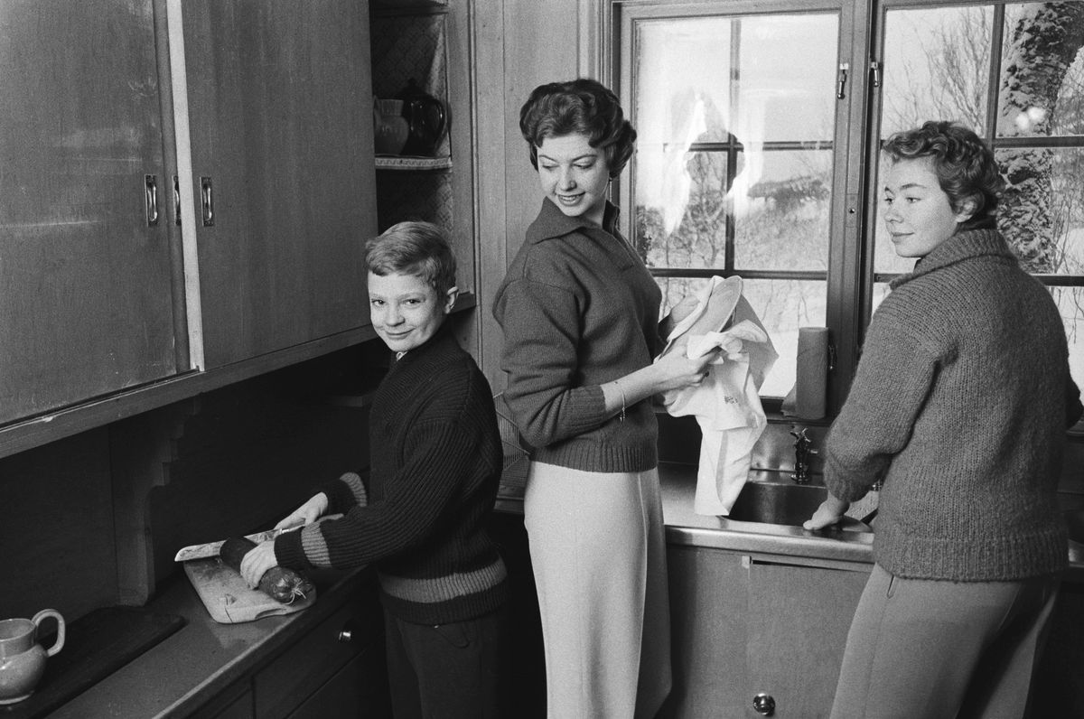 Crown Prince Carl Gustaf, Princess Désirée and Princess Christina preparing something to eat in "The Prince cottage" in Storlien during the Christmas holidays. 