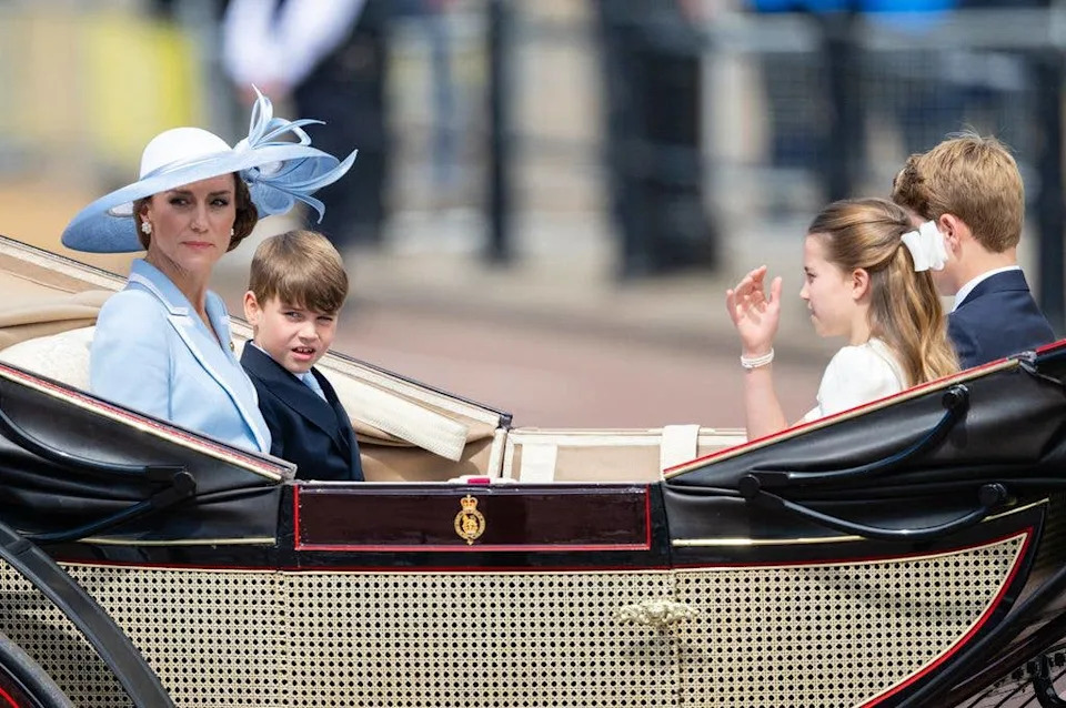 Princess Kate in the carriage with her three kids