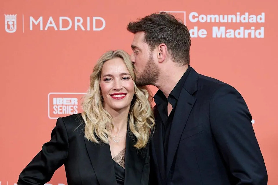 photo of michael buble kissing wife luisana lopilato