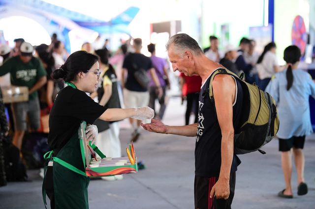 Int’l visitors embrace familiar QR payment apps at Vietnam’s Digital Finance Festival 2026 - Ảnh 4.