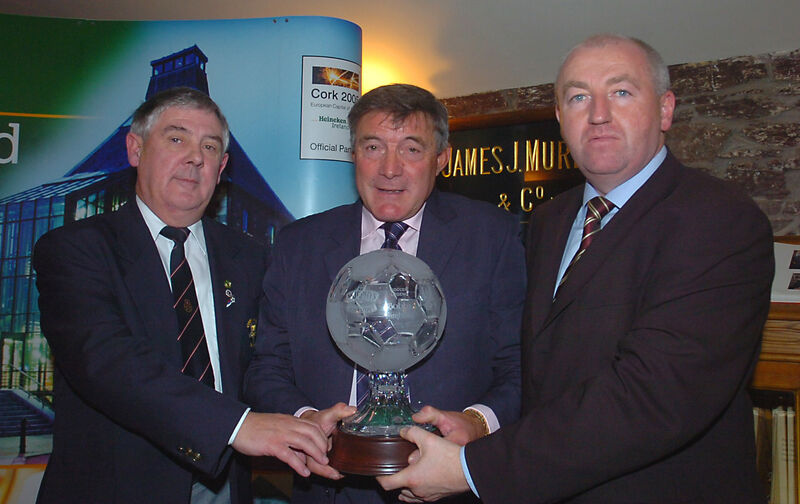 Ted O'Mahony, Chairman, Cork AUL presents the Soccer Legend Award to Bobby Tambling, with Donie O'Brien, Heineken Ireland at the Cork AUL Soccer Honours Awards at Heineken Ireland 