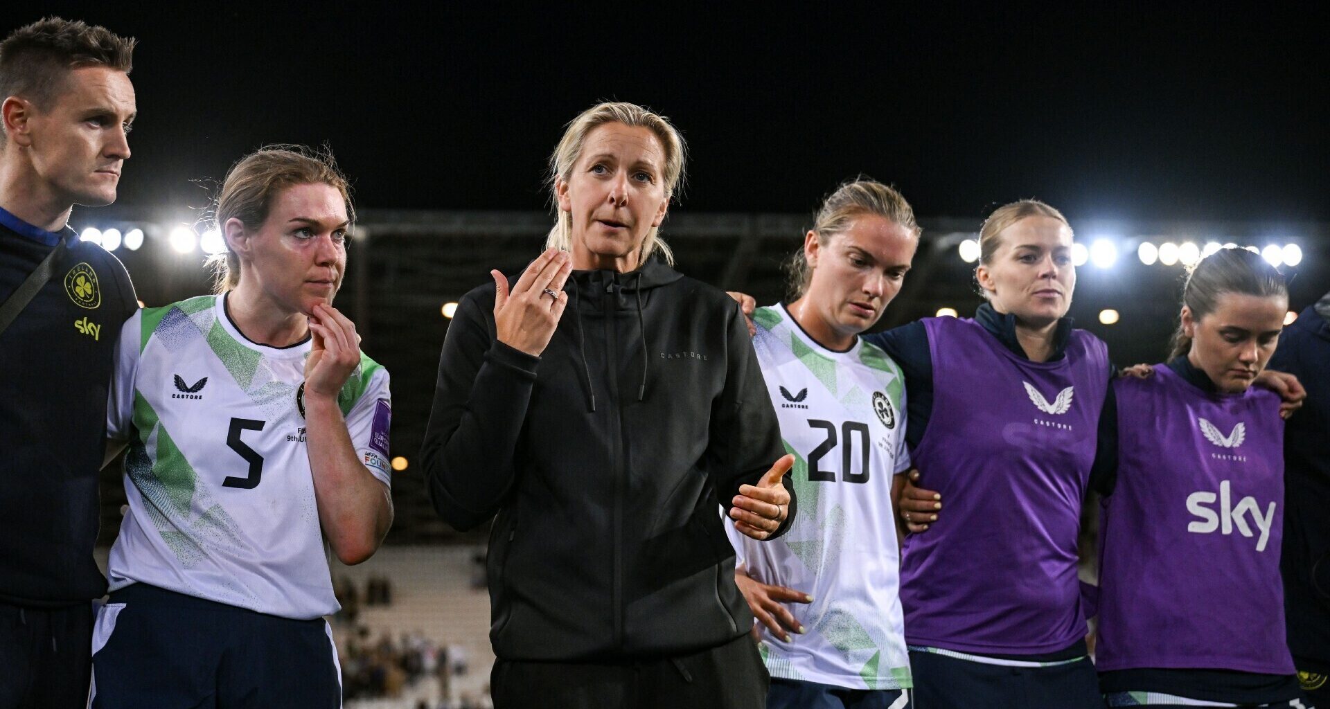 Republic of Ireland head coach Carla Ward speaks to her team. Pic: Stephen McCarthy/Sportsfile