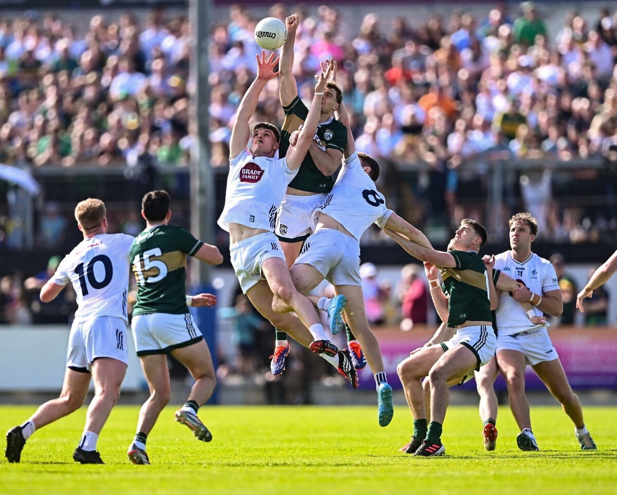 Seán O'Brien of Kerry in action against Brendan Gibbons and Kevin Feely. Picture: Piaras Ó Mídheach/Sportsfile