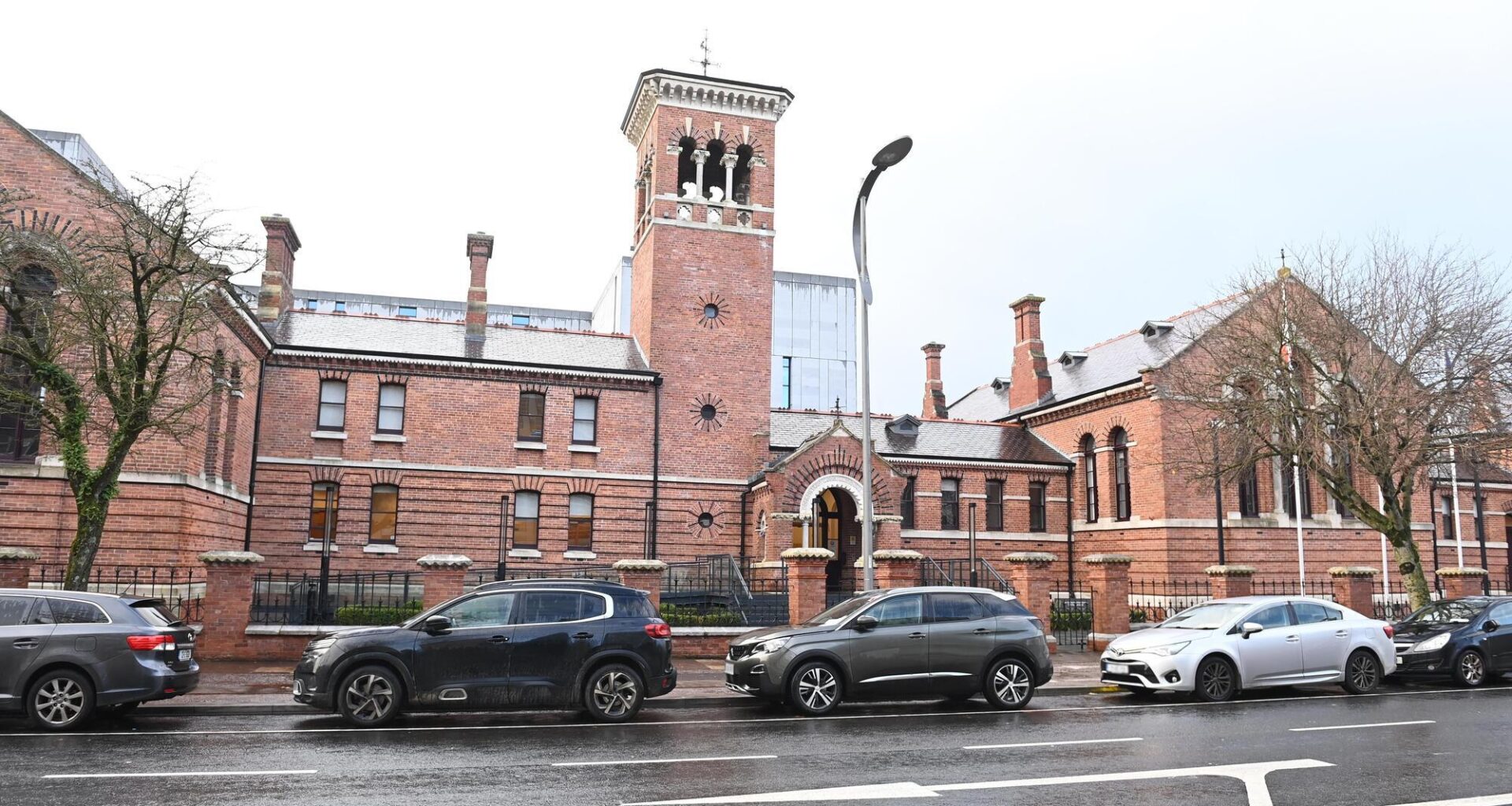 Bench warrant issued after reports of man running down Cork city street with kitchen knife 