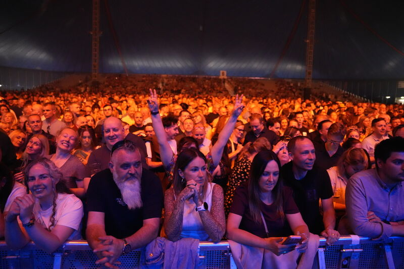 Fans moments before David Gray took to the stage:  