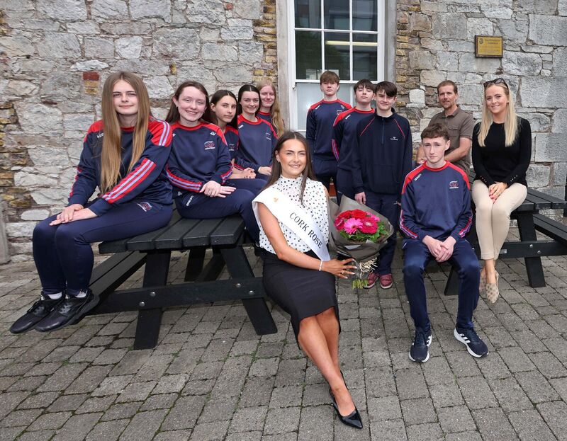 Lexi Linnane, Coláiste Daibhéid past pupil, with students who had just finished their Junior Cycle Spanish Exam; Lia Nì Shuilleabhain, Aoife Nì Mhainichin, Amelie Sotiriou, Gràs Nì Chathail, Lara Nì Dhoinn, Art Ò Ceallaigh, Vaughan Ò Mordha, Cormac Ò Tuama and Lennon Ò Lionnàin, also included are, Tadhg Ò Laighin, Coláiste Daibhéid Principal and Ciara Breathnach, Lexi’s former Irish teacher. Picture: Jim Coughlan
                    