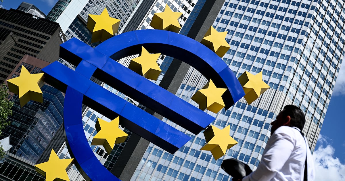 Euro sinks to one-year low as falling oil prices ease pressure on ECB – The Irish Times