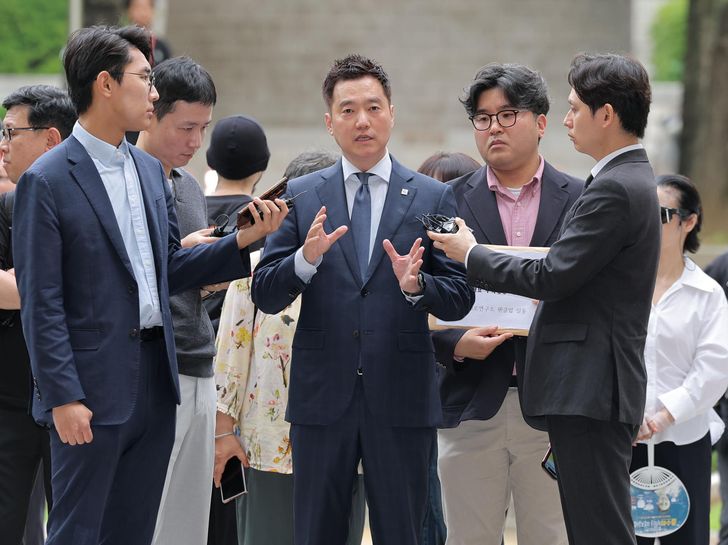 Kim Se-eui, head of the YouTube channel HoverLab, arrives at the Seoul Central District Court in Seocho District, Seoul, May 26, for a hearing on an arrest warrant. Yonhap