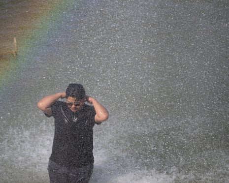 As Paris remains under a red heatwave alert, tourists and residents are gathering at the Trocadéro fountains to seek relief from the extreme temperatures.
