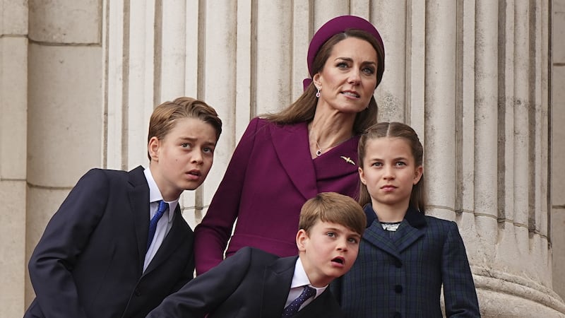 Photo of Kate and children watching VE Day flypast up for award