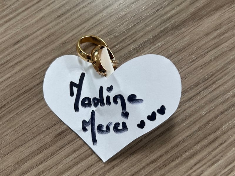 A note with free earrings from a French seller