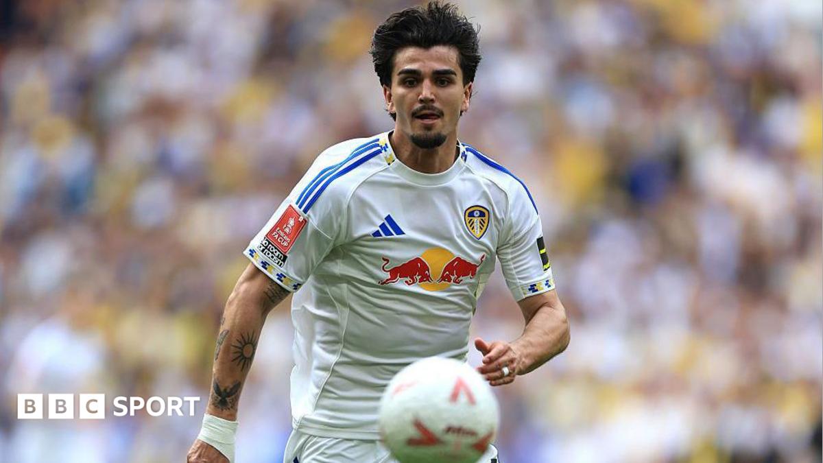 Pascal Struijk in action for Leeds