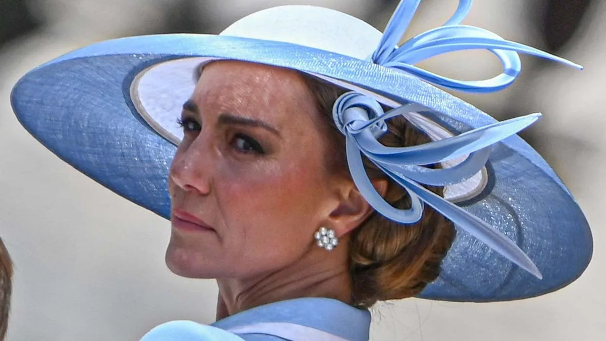 Kate Middleton's ice-cold reaction to booing crowds during Trooping carriage procession with her 3 children