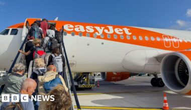 EasyJet rejects £4.7bn takeover offer from US investment firm Castlelake - BBC