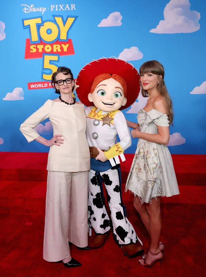 Joan Cusack and Taylor Swift at the 'Toy Story 5' premiere.Credit: Getty