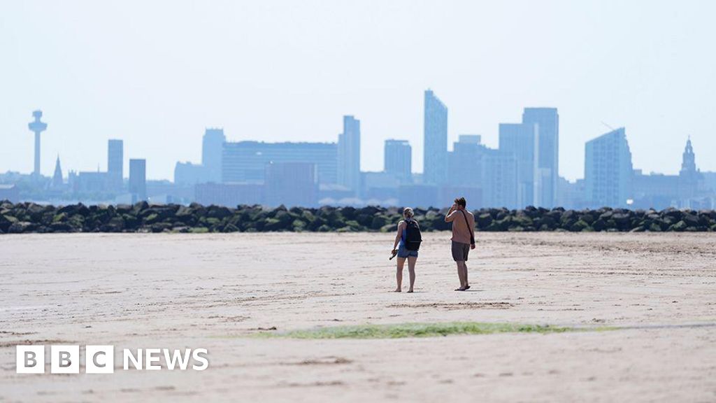 How is the heatwave affecting the North West of England? - BBC