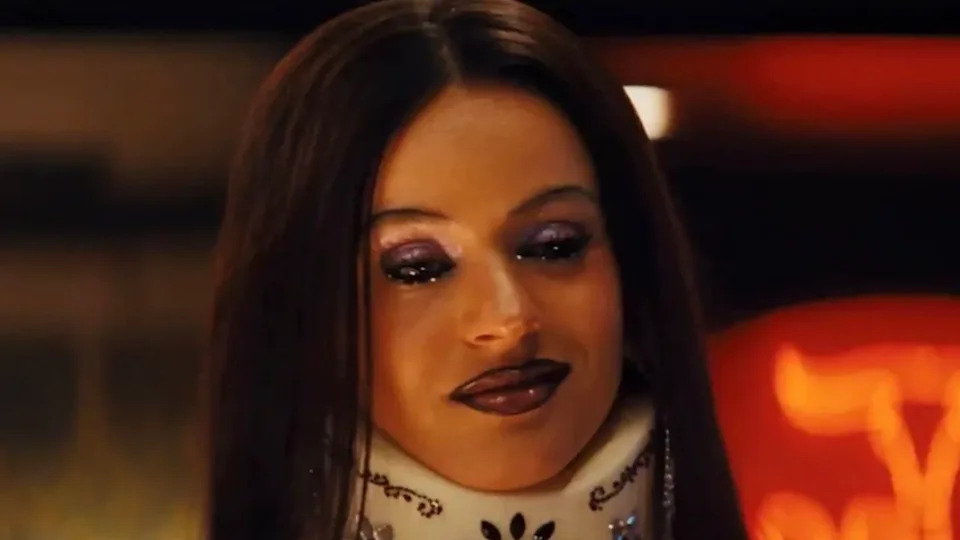 Magick smiling in her neck brace talking to Maddy.