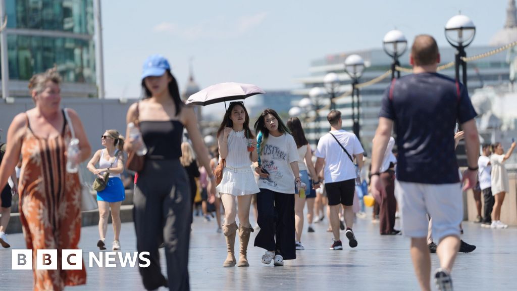 Red warning as South East faces record temperatures - BBC