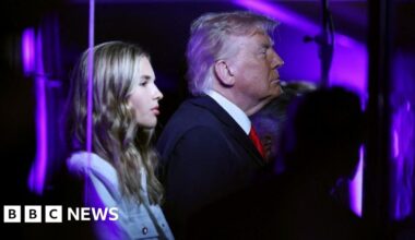 Trump booed at Knicks-Spurs game as he became first US president at NBA Finals - BBC