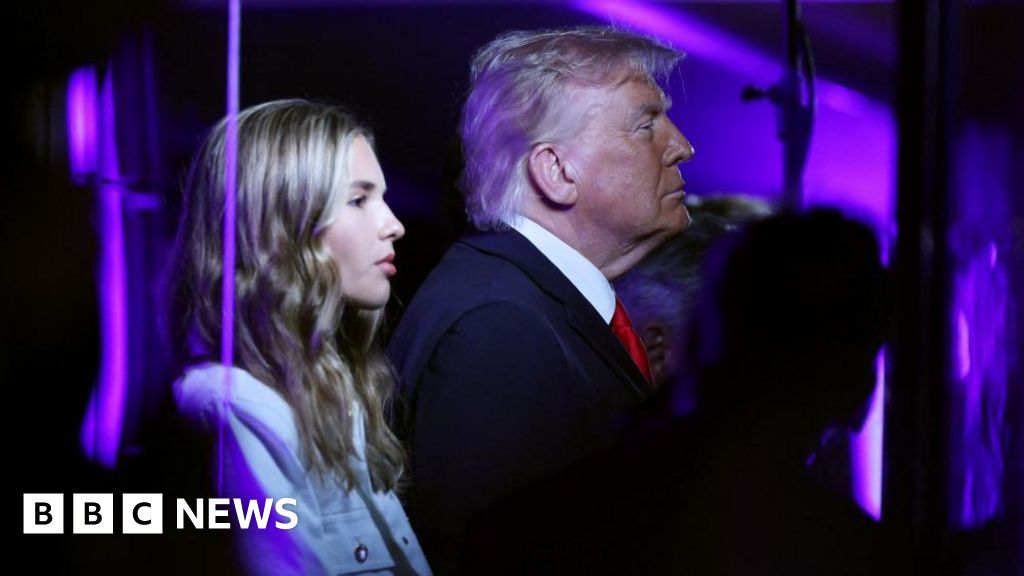 Trump booed at Knicks-Spurs game as he became first US president at NBA Finals - BBC
