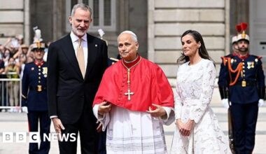 Pope begins Spain visit with praise for country's opposition to war and support for migrants - BBC