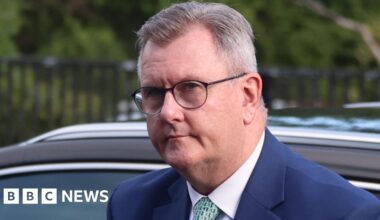 Prosecutor tells Donaldson he is 'the only one telling lies' at his sex abuse trial - BBC