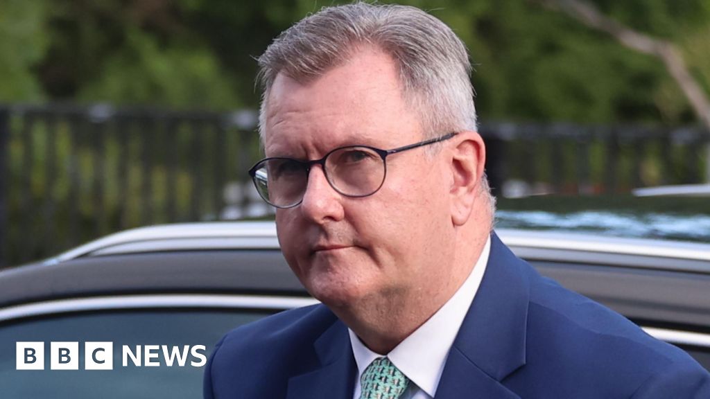 Prosecutor tells Donaldson he is 'the only one telling lies' at his sex abuse trial - BBC