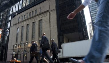 TSX today edges higher amid positive economic data