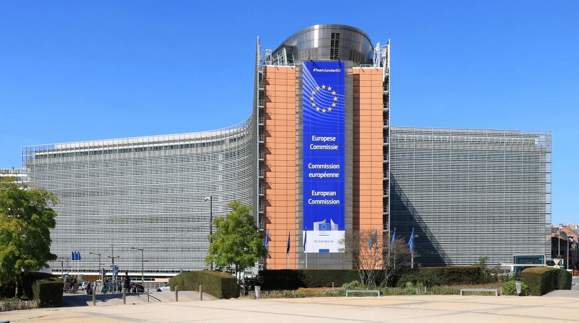 The European Commission building in Brussels, Belgium. | Image by Wikipedia - User-replaceable batteries are something people apparently want in their phones