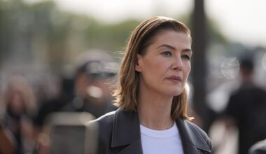 Rosamund Pike was right to berate her phone-using audience