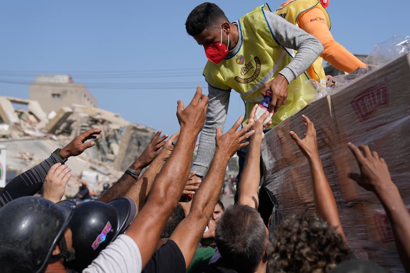 Members of a religious organisation distribute food to people affected two days after an earthquake struck La Guaira. Photograph: Ariana Cubillos/AP