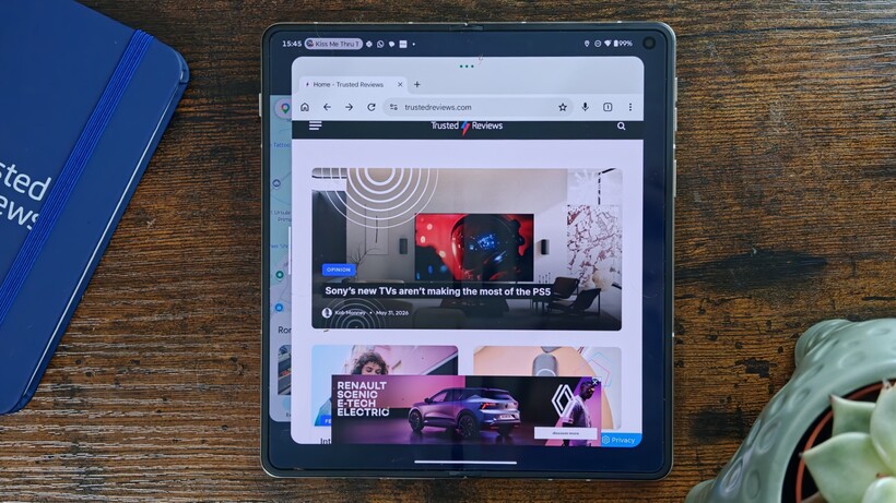 Full-screen multitasking on the Motorola Razr Fold