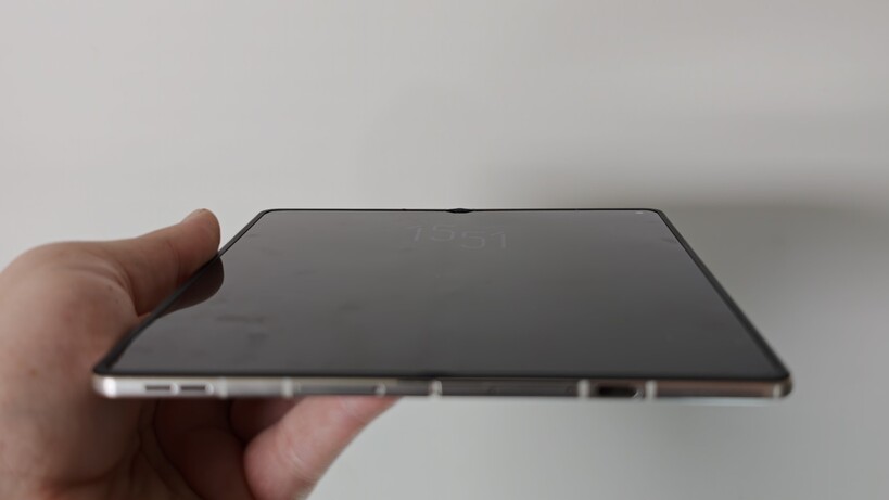 Motorola Razr Fold crease