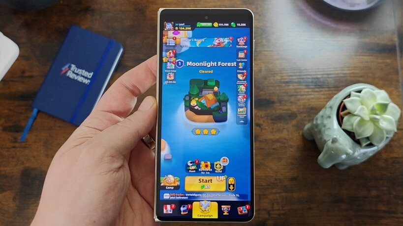 Gaming on the Motorola Razr Fold cover screen