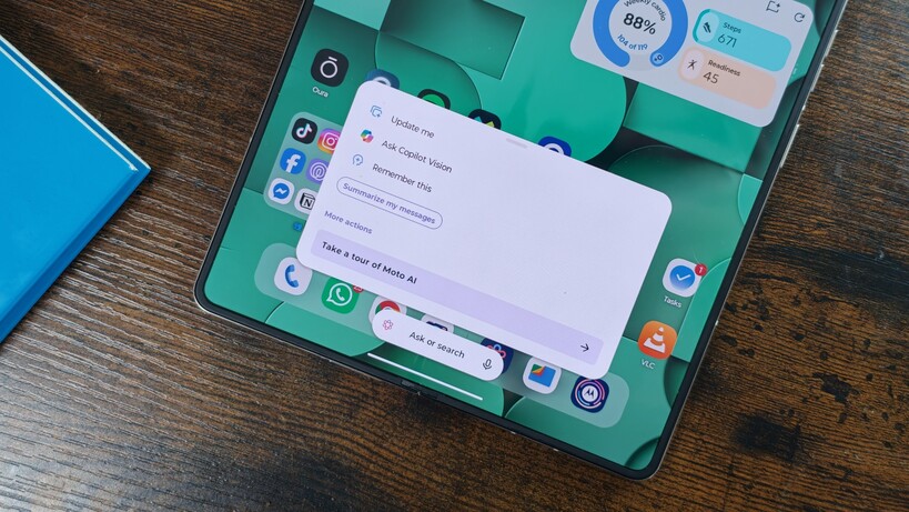 Motorola Razr Fold's Moto AI overlay