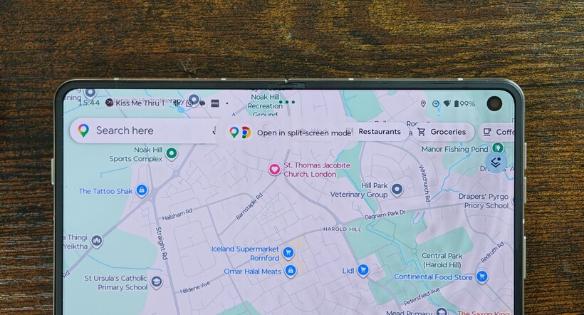 Split screen prompt on the Motorola Razr Fold