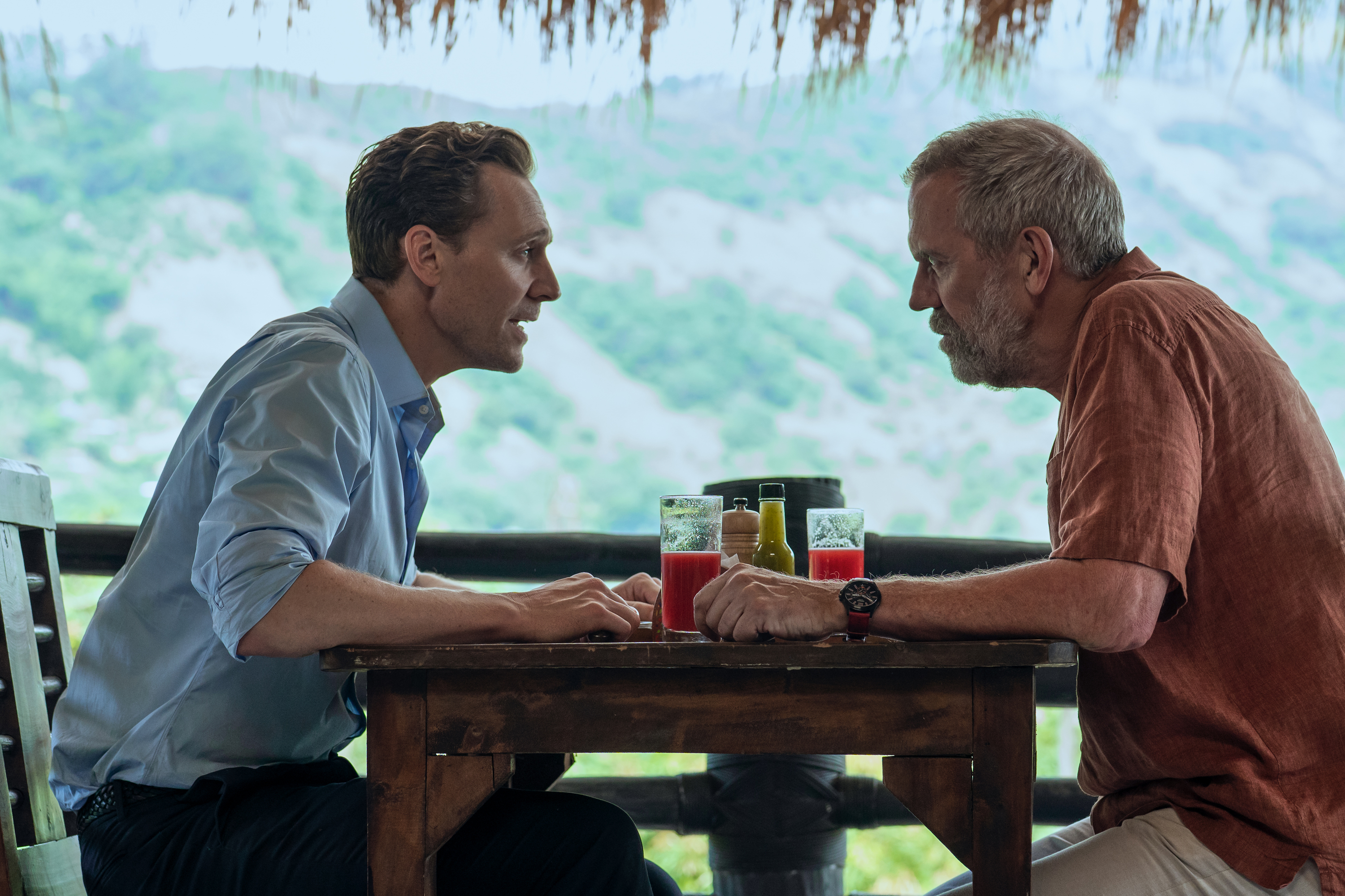 Tom Hiddleston (Jonathan Pine), Hugh Laurie (Richard Roper)