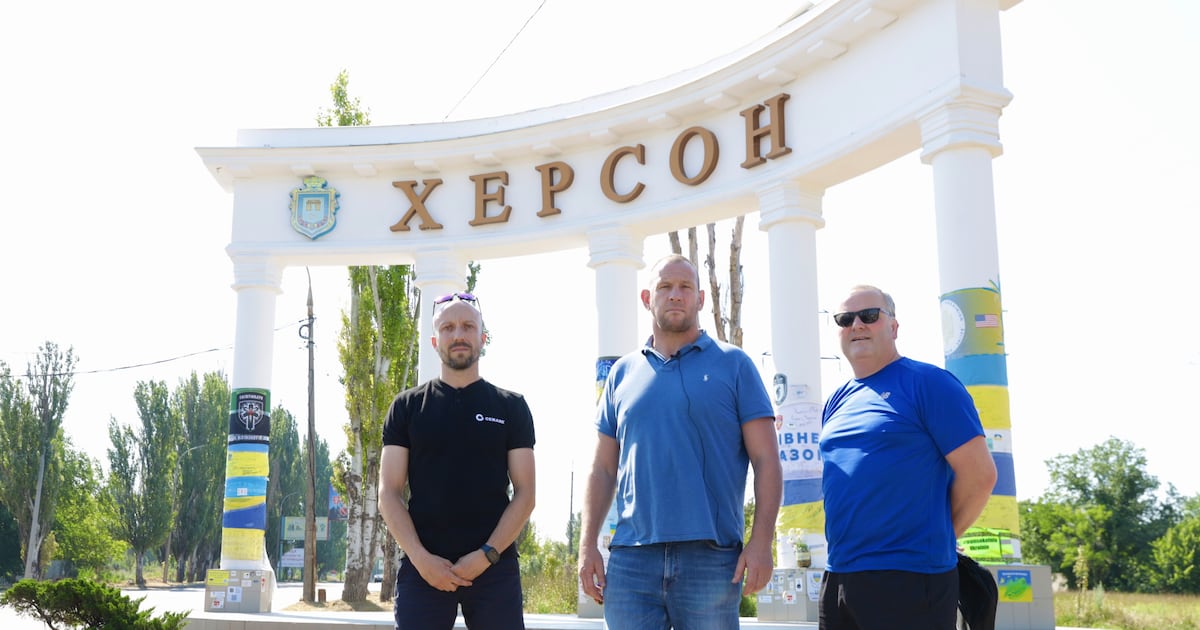 Former Irish rugby player travels to Ukraine to deliver medical aid for soldiers who have lost limbs – The Irish Times