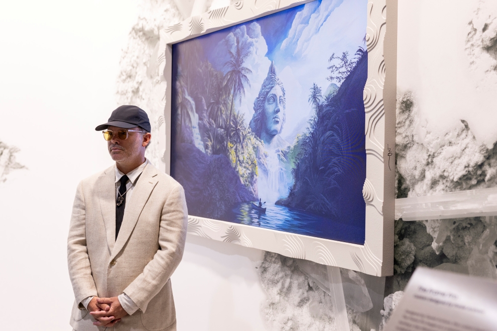 ▲ Artist Daniel Arsham, Samsung’s 2026 Art TV Ambassador, stands with The Frame Pro featuring his custom bezel.