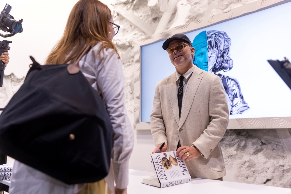 ▲ Arsham meets visitors during a book signing at the Samsung Art Store Lounge on June 17.