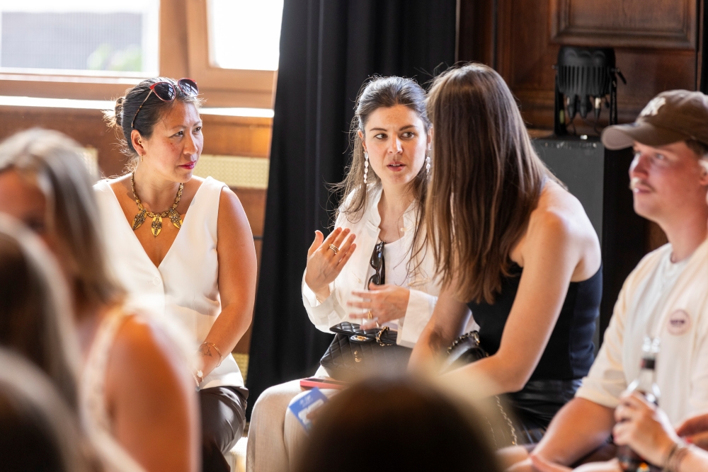 ▲ Guests exchange thoughts on personal taste and the artworks they would choose for their own spaces.
