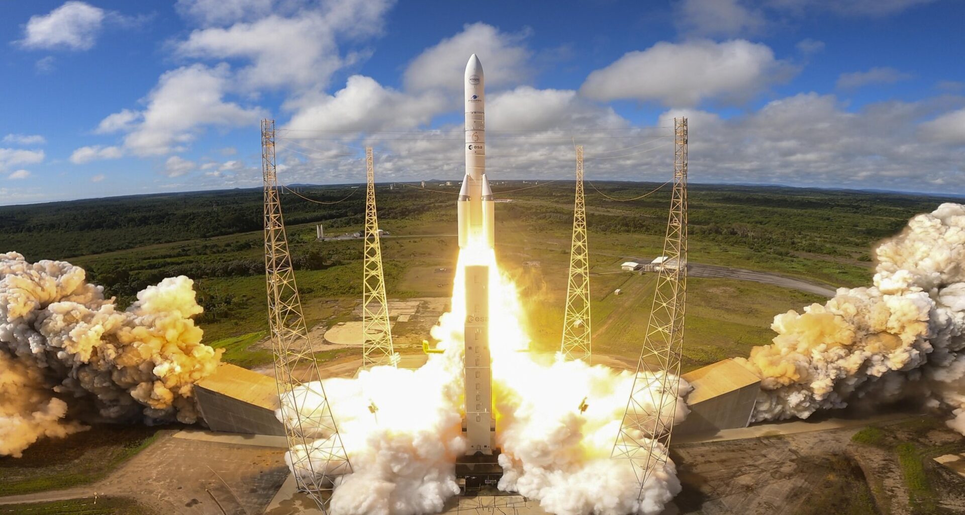 Seen from above: liftoff of first Ariane 6 with P160C-based boosters
