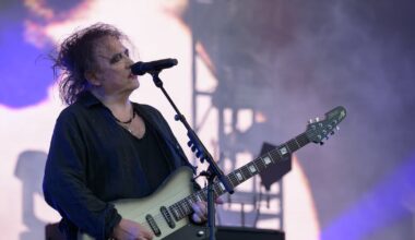 The Cure at Marlay Park: Rainswept gloom purveyors shine in an apocalyptic heatwave – The Irish Times